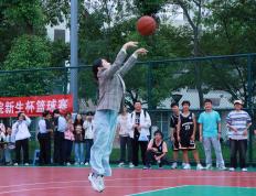 篮球赛场为何如此精彩？球员技艺尽显
