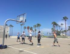 哈登新星锐不可当表现突出，西班牙队前途光明！全场沸腾不已