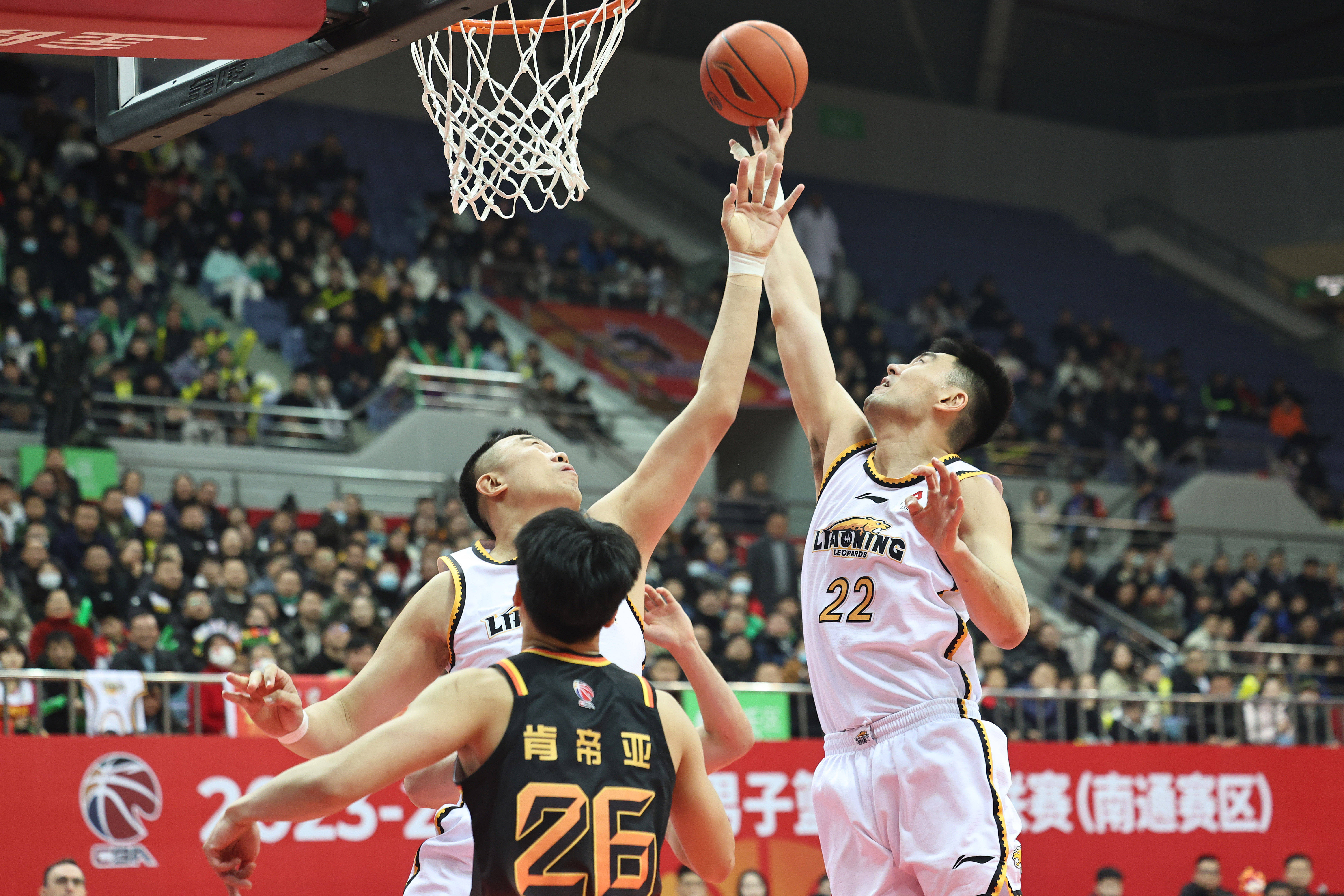 篮球比赛现场热情洋溢，球员实力抢眼